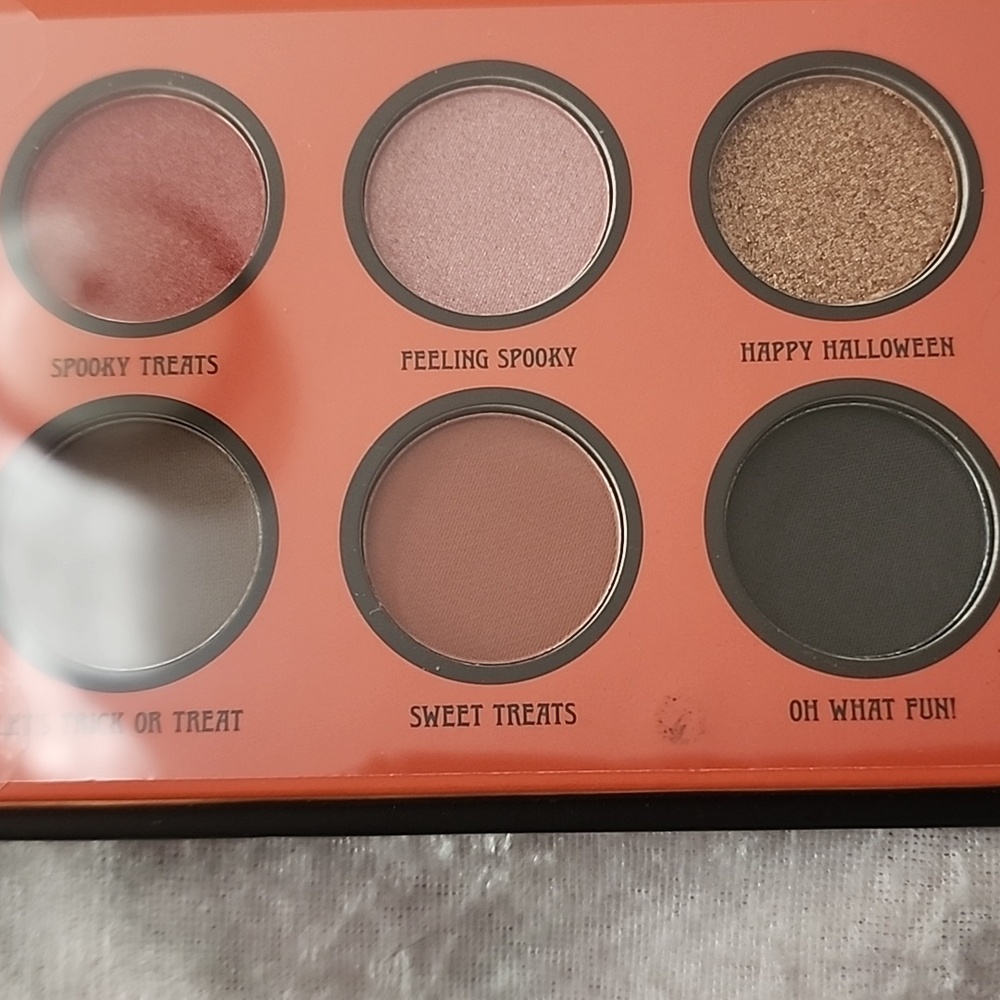Disney Minnie Mouse Eyeshadow Palette - Bold Orange and Black - Picture 4 of 6